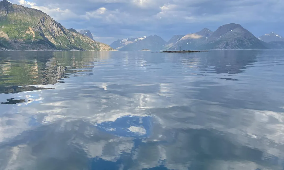 Håja Øst: {"base": "no", "no": "Fra svaiplass mot S\u00d8", "se": "Fr\u00e5n svajplats mot SO", "en": "From anchorage towards SE", "da": "Fra svingplads mod S\u00d8"}